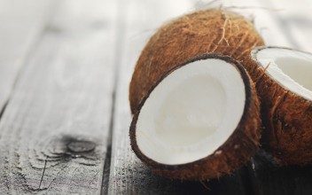 olej kokosowy w makijażu